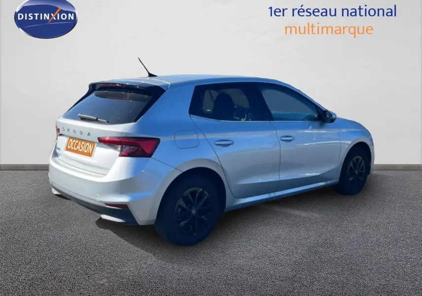 Vue 3/4 arrière droite d'une Skoda Fabia 2025 en argent Reflex Silver Metal avec jantes noires et vitres teintées.