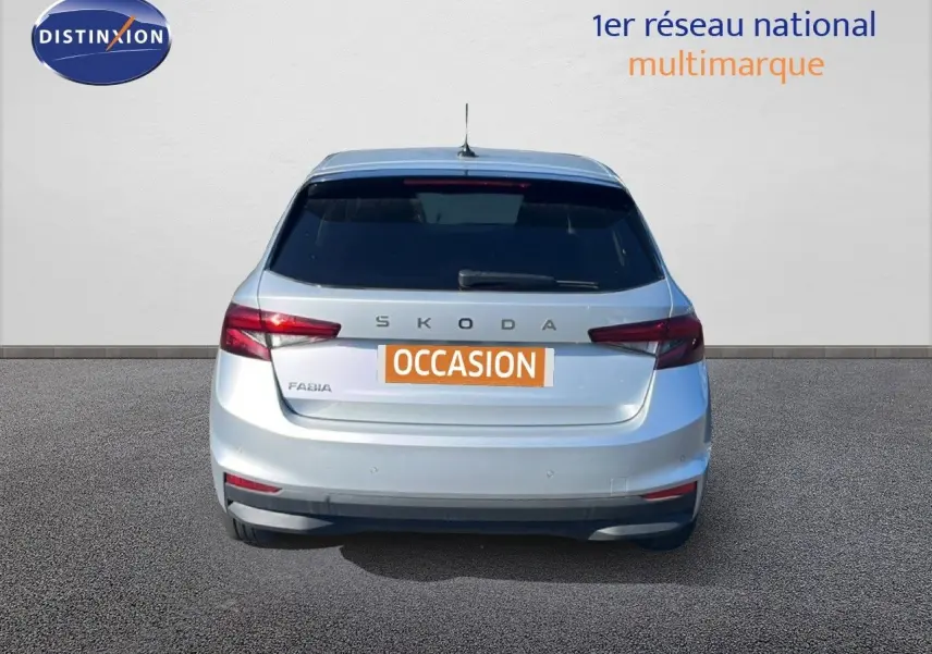 Vue arrière d'une Skoda Fabia 2025 en argent Reflex Silver Metal avec feux arrière LED et plaque occasion.