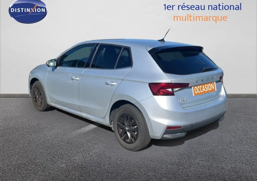 Vue 3/4 arrière droite d'une Skoda Fabia 2025 en argent Reflex Silver, avec jantes noires et vitres teintées.