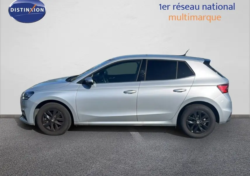 Vue de profil côté gauche d'une Skoda Fabia 2025 en argent métallisé avec jantes noires et vitres teintées.