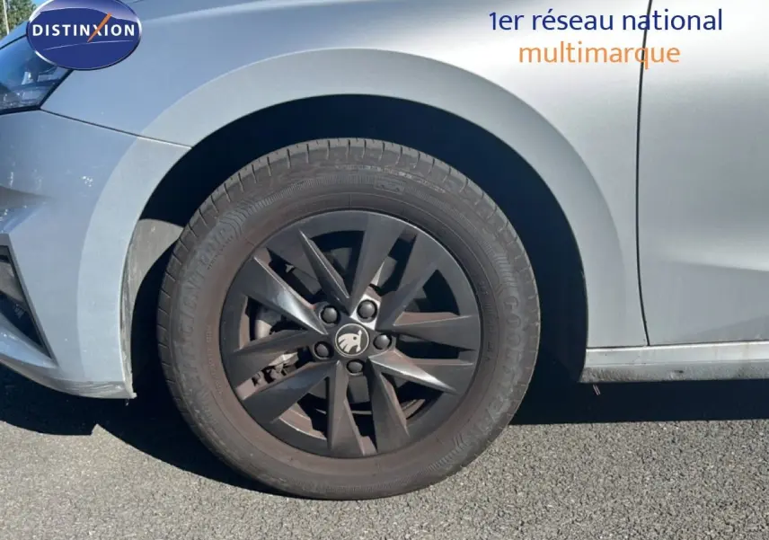 Gros plan sur la roue avant gauche d'une Skoda Fabia 2025 en Reflex Silver Metal avec jante noire distinctive.