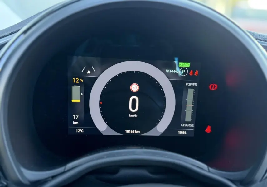 Gros plan sur l'instrumentation numérique TFT couleur du tableau de bord de la Fiat 500 Cabriolet électrique noire.