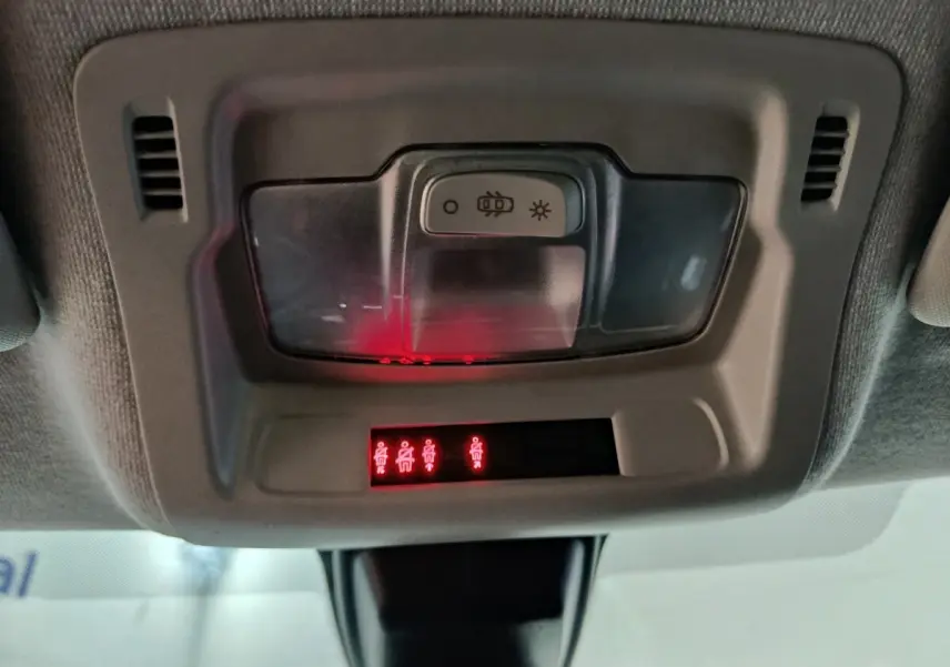 Vue en gros plan du plafonnier intérieur gris avec éclairage rouge des ceintures de sécurité sur Citroën C3 2024.