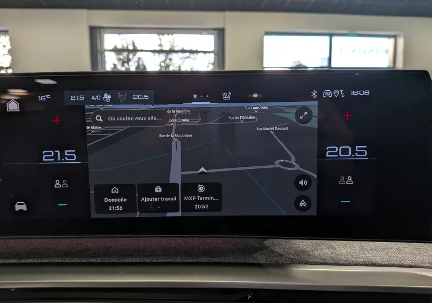 Écran tactile central du Peugeot 5008 Hybrid 145 GT 2025 affichant la navigation et la climatisation.