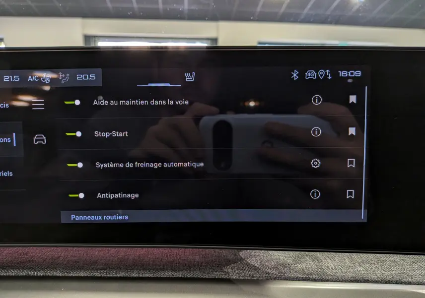 Écran tactile intérieur du Peugeot 5008 Hybrid 145 GT affichant les options d’aide à la conduite activées.