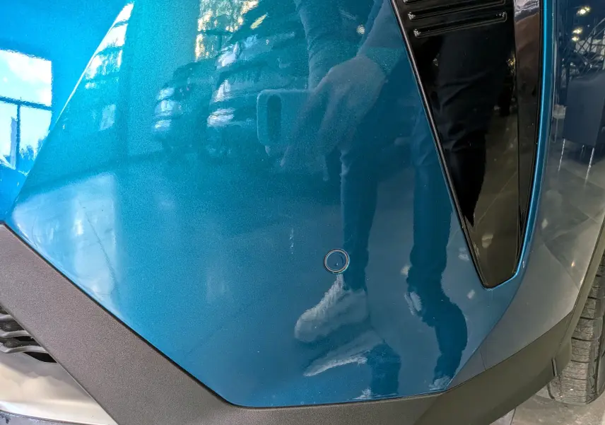 Gros plan sur l’aile avant droite bleu Obsession du Peugeot 5008 Hybrid 145 CH e-DCS6 GT avec insert noir brillant.