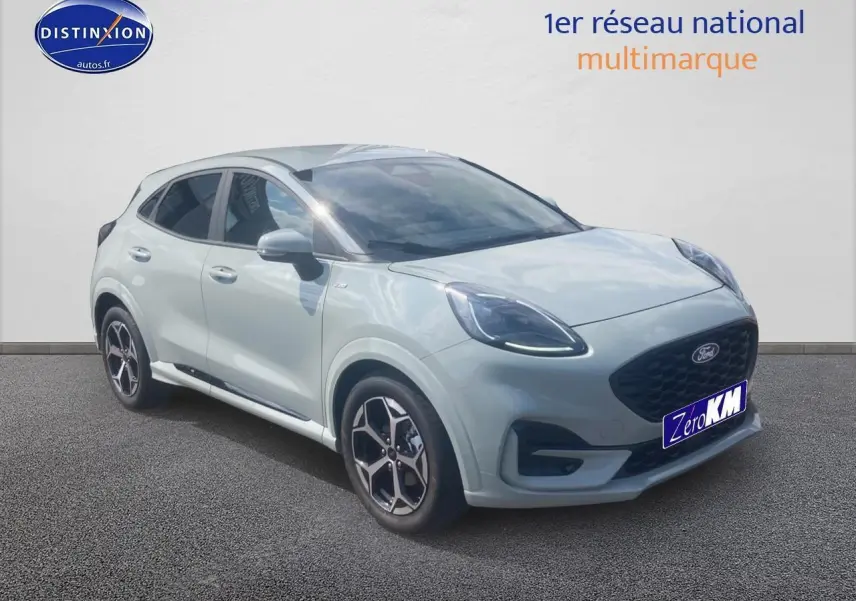 Ford Puma gris cactus en 3/4 avant droit, mettant en valeur ses phares LED et jantes 17 pouces st-line.