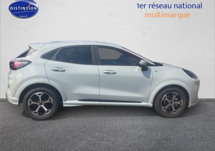 Ford Puma 2025 gris cactus vue de profil côté gauche avec jantes 17 pouces st-line distinctives