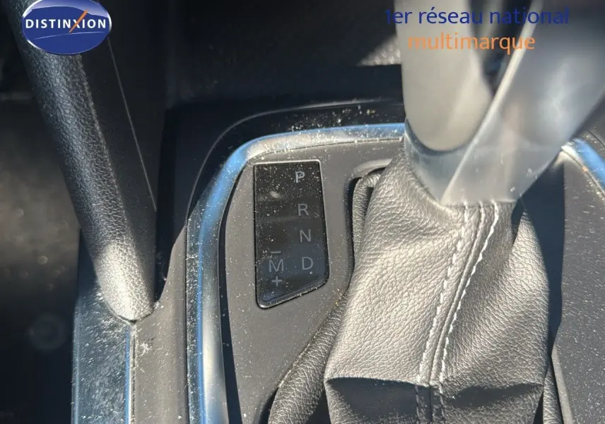 Gros plan sur la console centrale et levier de vitesse cuir d’une Renault Mégane Break gris titanium 2024, boîte auto.