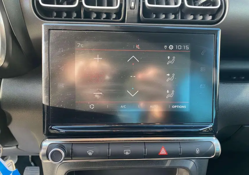 Écran tactile central de la Citroën C3 Aircross 2023 noir, affichant les réglages de climatisation automatique.