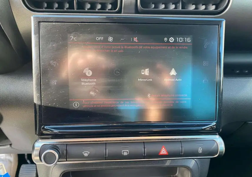 Écran tactile central du tableau de bord du Citroën C3 Aircross 2023, affichant les options Bluetooth et MirrorLink.