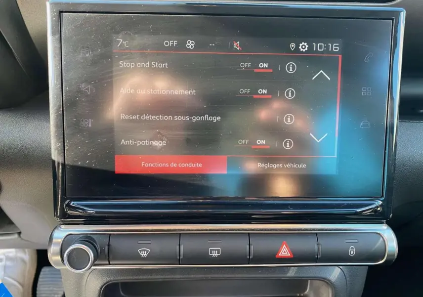 Écran tactile central du Citroën C3 Aircross 2023 affichant les réglages d'aide à la conduite, intérieur noir.