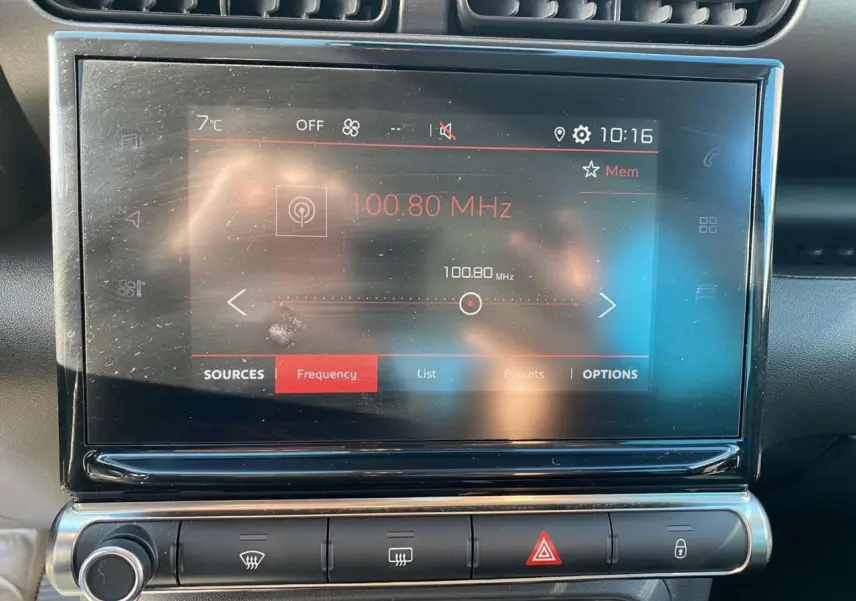 Écran tactile central de la Citroën C3 Aircross 2023 affichant la fréquence radio 100,80 MHz en intérieur noir.