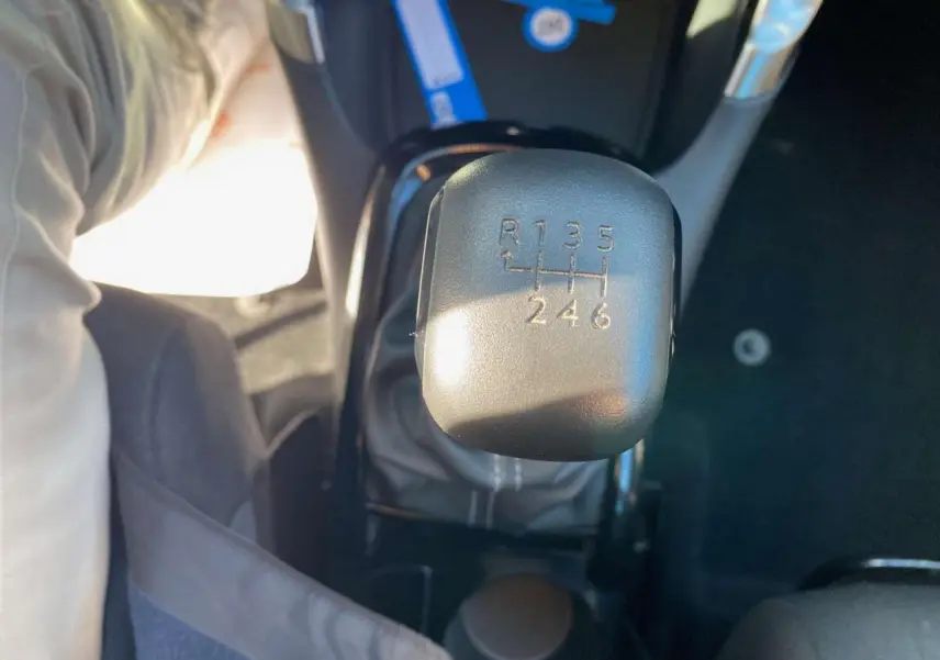 Gros plan sur le levier de vitesses manuel noir du Citroën C3 Aircross 2023, version diesel Shine.