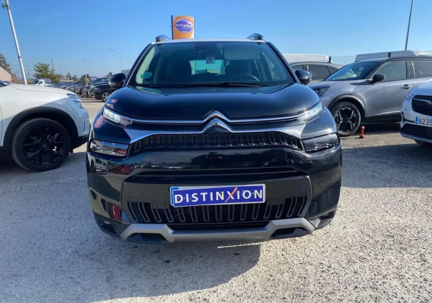 Vue avant d'un Citroën C3 Aircross noir 2023 avec calandre chromée et projecteurs LED distinctifs.