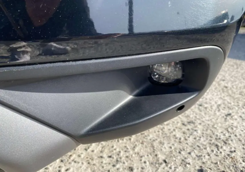 Gros plan sur le projecteur antibrouillard LED intégré au pare-chocs noir du Citroën C3 Aircross 2023.