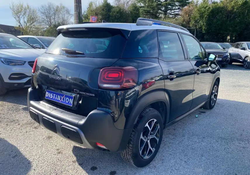 Vue 3/4 arrière droite du Citroën C3 Aircross noir 2023 avec jantes alliage diamantées et feux LED distinctifs.