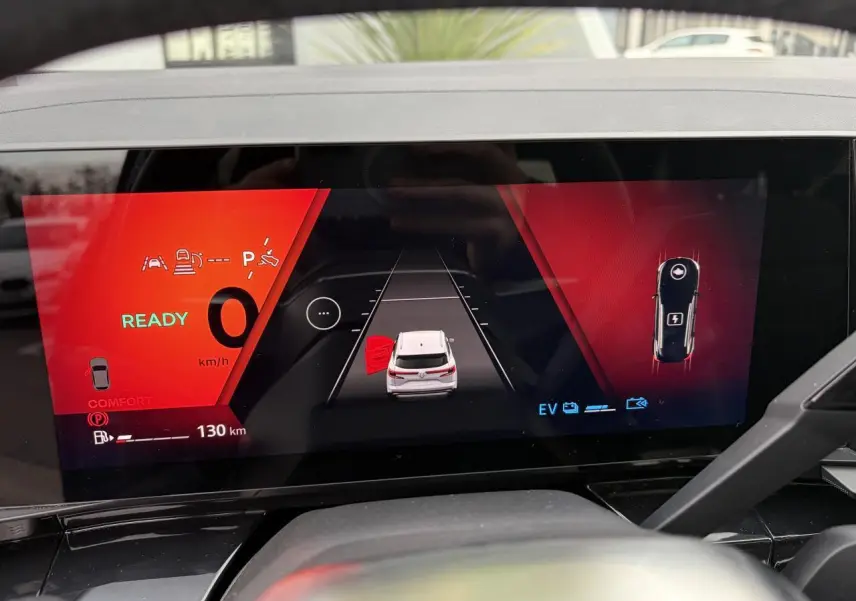 Affichage numérique du tableau de bord Renault Austral E-Tech 2025 montrant la porte gauche ouverte et l'état prêt au démarrage.