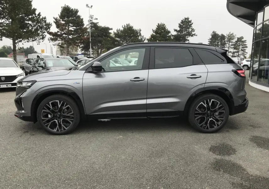 Renault Austral full hybrid gris métallisé avec toit noir, vue profil côté gauche, jantes alliage 20 pouces.