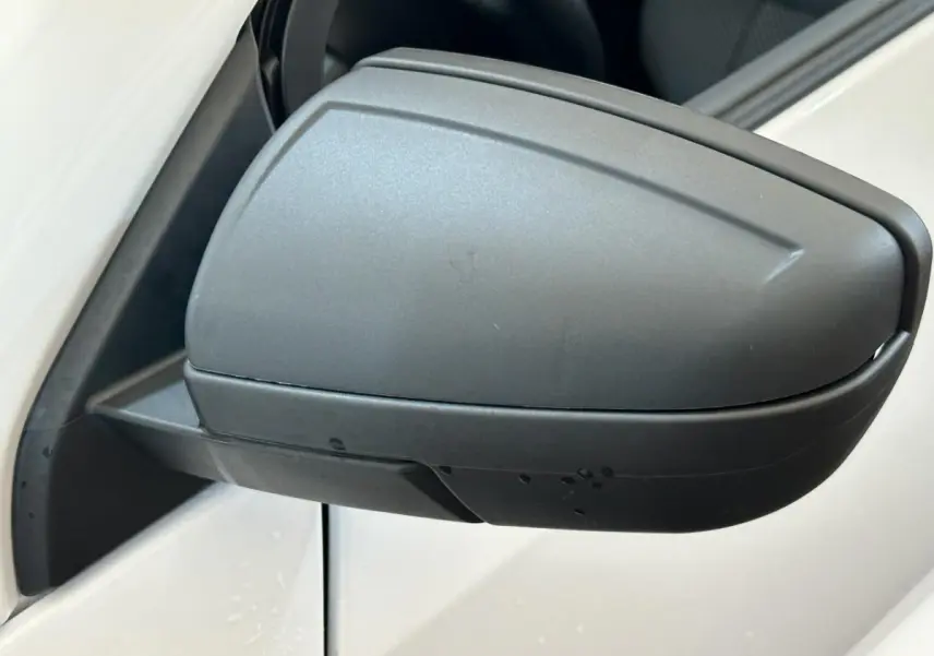 Gros plan sur le rétroviseur extérieur côté conducteur de l'AIXAM MINAUTO E ACCESS blanc 2026 avec caméra intégrée.