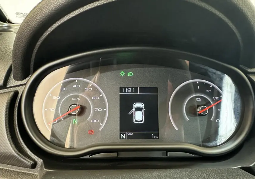 Vue rapprochée du tableau de bord de l'AIXAM MINAUTO E ACCESS blanc, affichant la vitesse, batterie et indicateurs numériques.