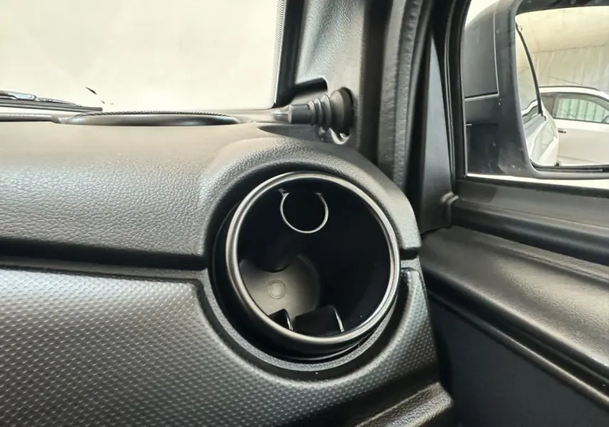 Détail de la sortie d'air côté conducteur dans l'habitacle noir d'une Aixam Minauto E Access blanc 2026.