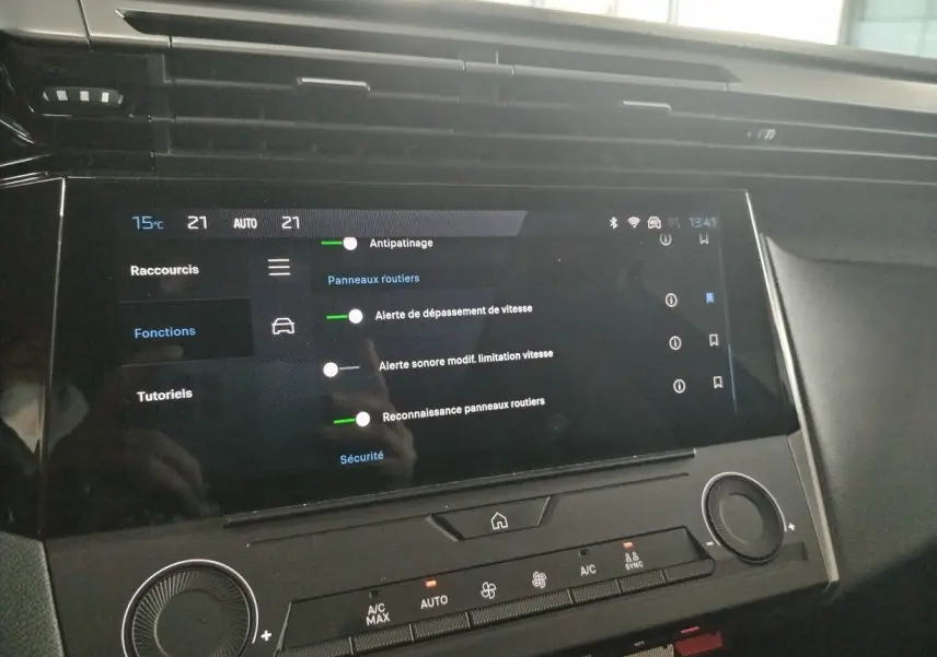 Écran tactile central du Peugeot 308 SW Hybrid 145 en gris Artense, affichant les réglages d’aide à la conduite.