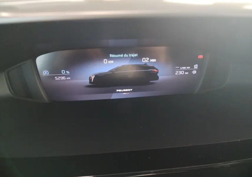 Écran digital intérieur affichant le résumé du trajet d'une Peugeot 308 SW Hybrid 145 gris Artense.