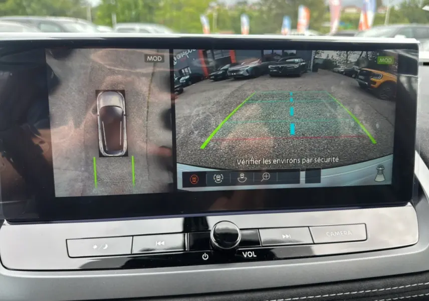 Affichage écran multimédia montrant la caméra 360° du Nissan Qashqai E-POWER 205 Tekna Plus avec vue arrière et vue aérienne du véhicule.