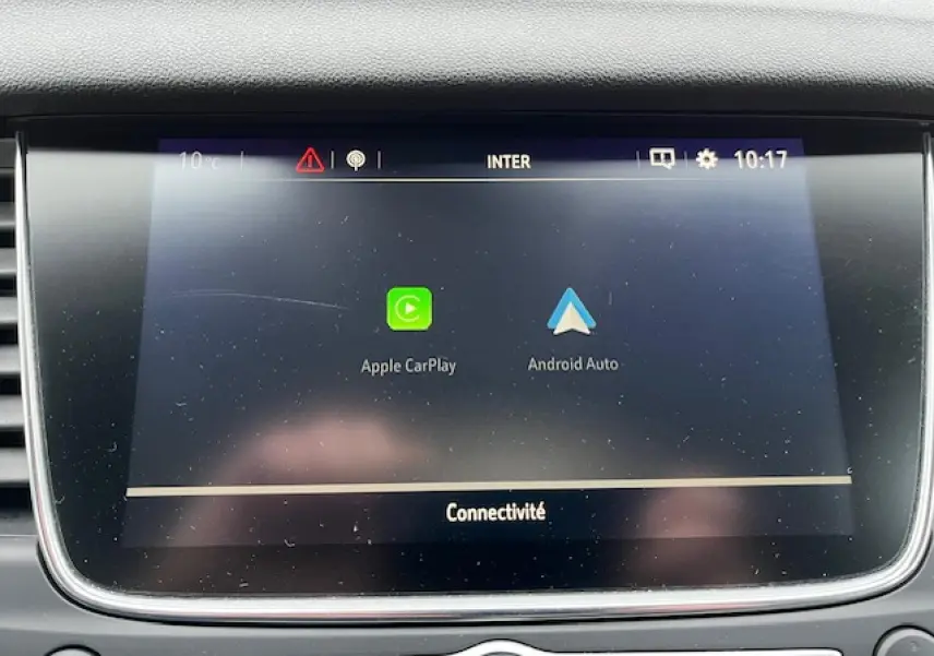 Écran tactile central de l’Opel Grandland X 2020 affichant les options Apple CarPlay et Android Auto.