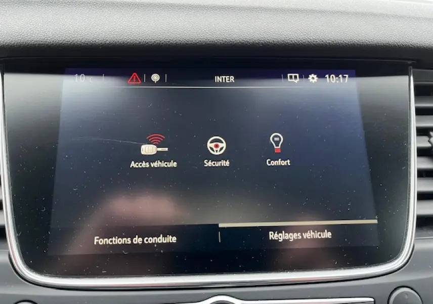 Écran tactile central du tableau de bord de l’Opel Grandland X 2020 affichant les réglages véhicule, vue de face.