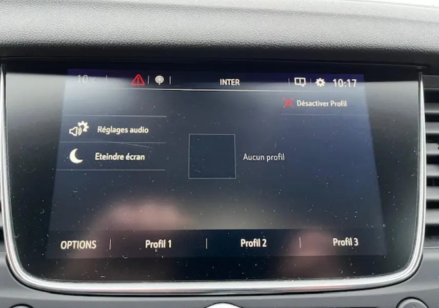 Écran tactile central de l’Opel Grandland X 2020 affichant les réglages audio et profils utilisateur, vue de face.
