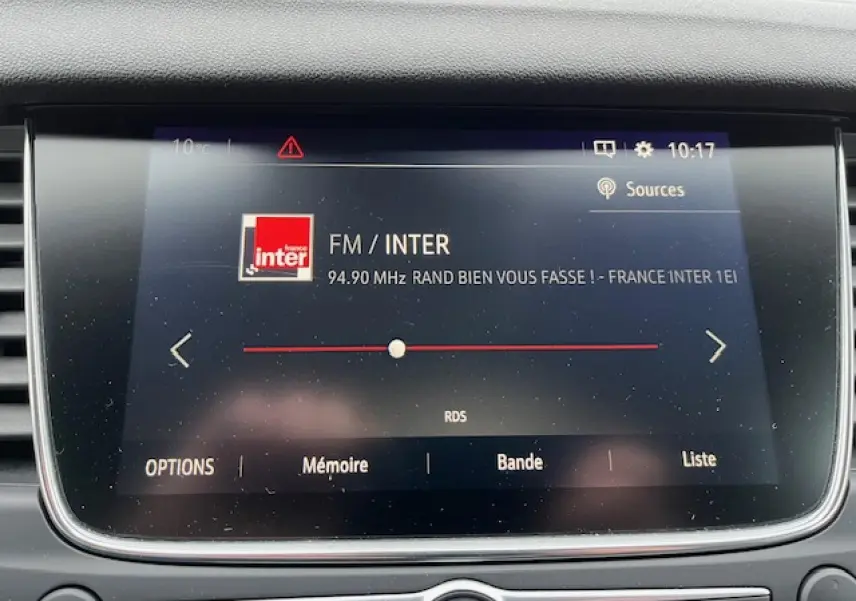 Écran tactile central de l’Opel Grandland X 2020 affichant la radio FM sur France Inter, intérieur noir.