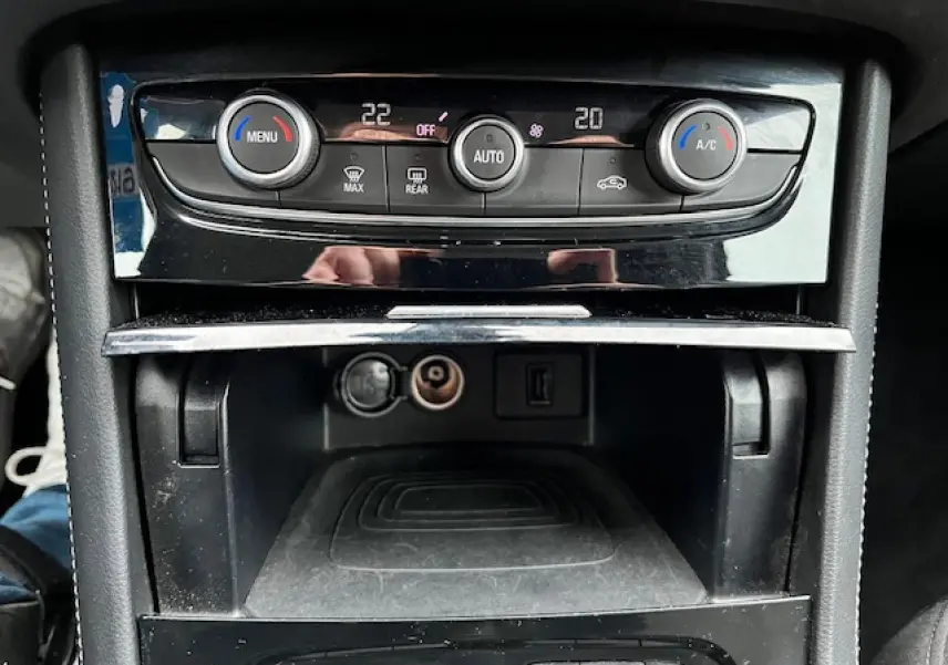 Détail de la console centrale de l'Opel Grandland X 2020, avec commandes climatisation et prise 12V visibles.