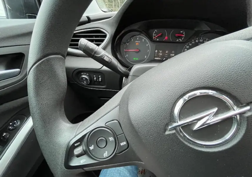 Vue rapprochée du volant noir et du tableau de bord de l’Opel Grandland X gris 2020, version Edition Business.