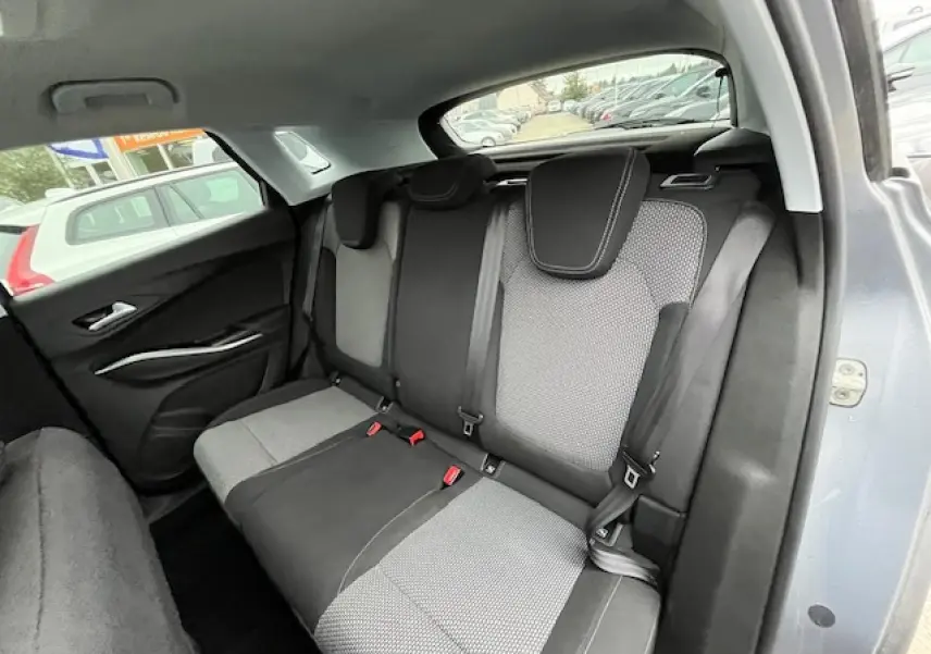 Vue intérieure de la banquette arrière de l'Opel Grandland X 2020 gris, avec sièges bi-matière et ceintures visibles.