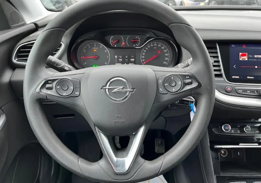 Vue centrée sur le volant gris de l'Opel Grandland X 2020 avec tableau de bord et écran multimédia visibles.