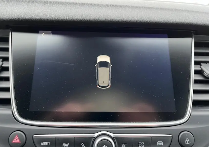 Écran central de l’Opel Grandland X 2020 affichant la vue aérienne du véhicule gris en mode stationnement.