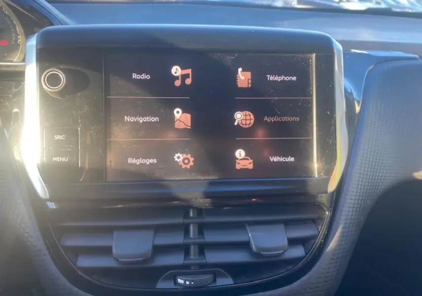 Vue rapprochée de l’écran tactile multifonction 7 pouces du Peugeot 2008 gris Artense, affichant les options radio et navigation.