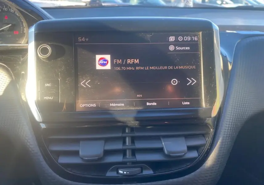 Écran tactile central 7 pouces du Peugeot 2008 2019 affichant la radio FM, avec tableau de bord noir autour.