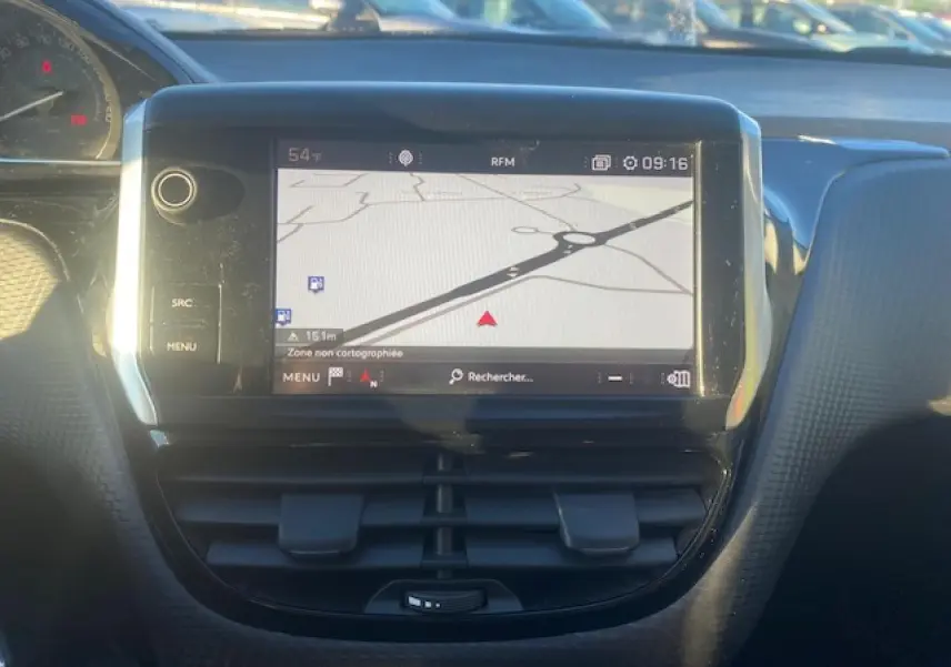 Gros plan sur l'écran tactile 7 pouces du tableau de bord de la Peugeot 2008 2019, affichant la navigation GPS.