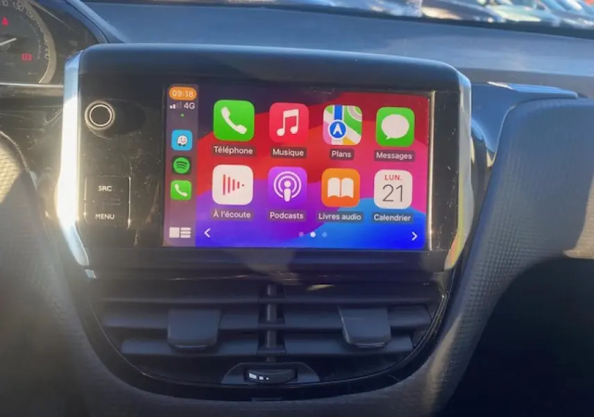 Vue rapprochée de l'écran tactile multifonction 7'' du tableau de bord du Peugeot 2008, affichant l'interface Apple CarPlay.