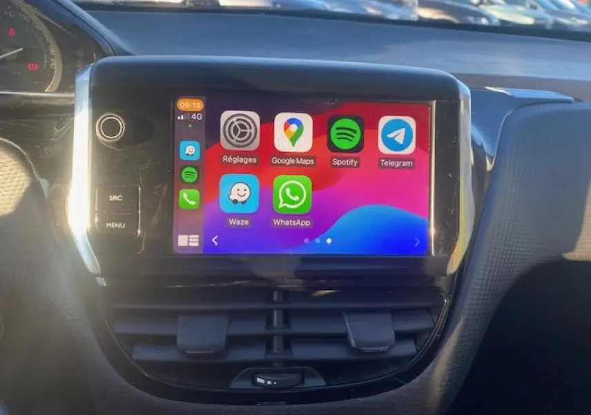 Écran tactile 7 pouces de la Peugeot 2008 2019 affichant des applications de navigation et messagerie.