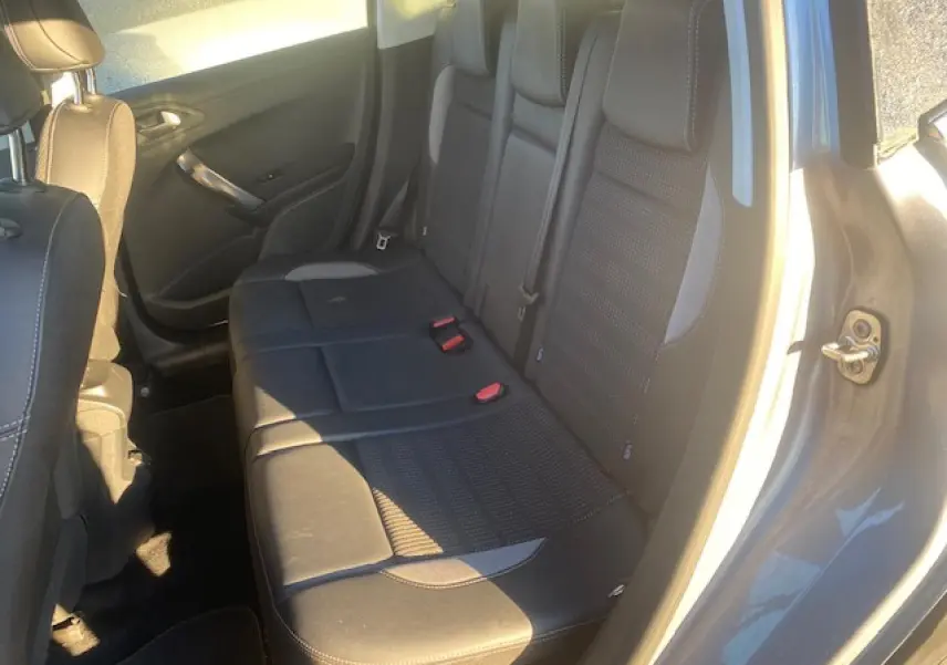 Vue intérieure côté droit sur la banquette arrière en tissu et TEP noir avec détails gris d'une Peugeot 2008 gris Artense.