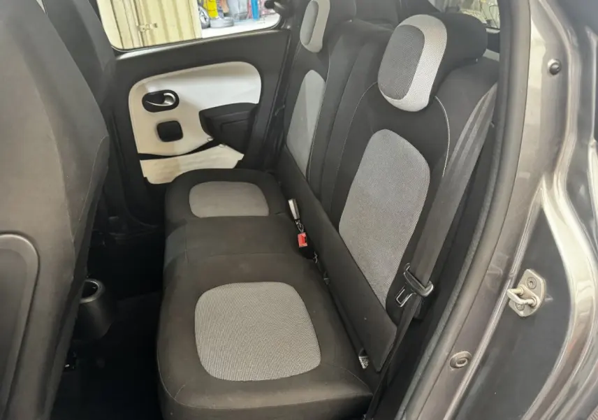 Vue intérieure côté droit montrant la banquette arrière grise et noire de la Renault Twingo Intense Energy TCe 90 2016.