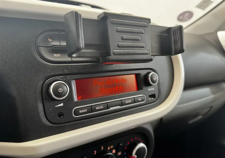 Détail du tableau de bord de la Renault Twingo gris foncé, avec écran radio affichant "Pas de Média Disponible".
