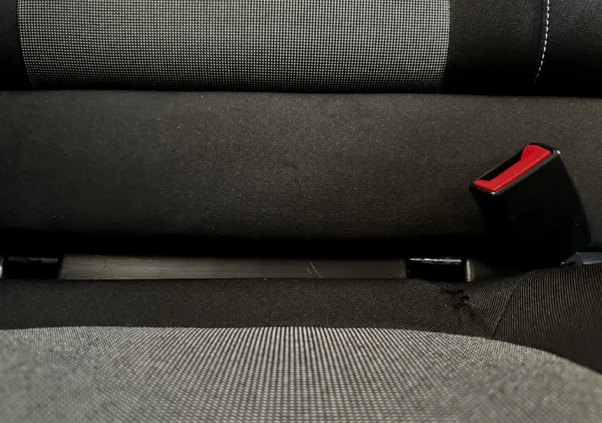 Gros plan sur la banquette arrière grise et noire de la Renault Twingo Intense Energy 2016 avec boucle de ceinture rouge visible.