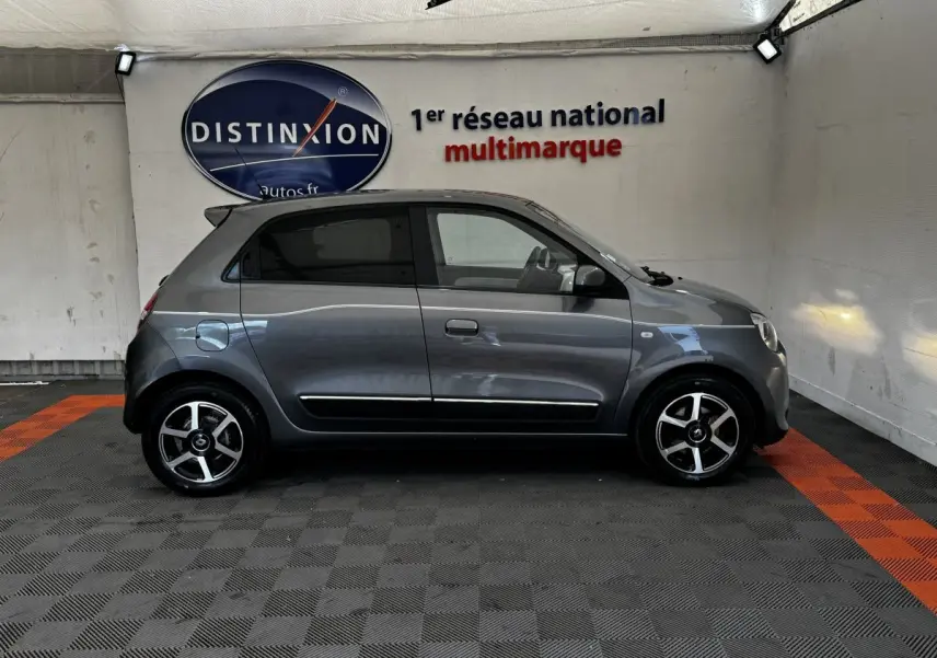 Renault Twingo Intense Energy TCe 90 gris foncé vue de profil côté droit, avec jantes alliage et toit spoiler.
