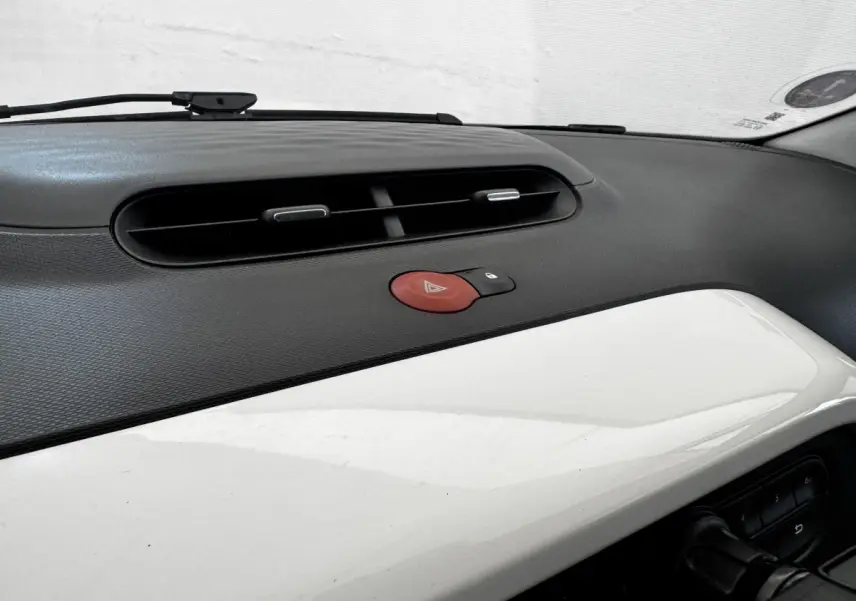 Tableau de bord intérieur de Renault Twingo Intense Energy 2016, vue côté passager avec insert blanc brillant et bouton rouge d’alerte.