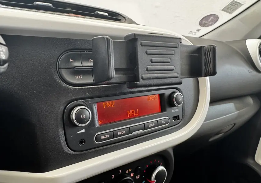 Vue intérieure du tableau de bord de la Renault Twingo Intense Energy TCe 90 avec autoradio affichant NRJ.